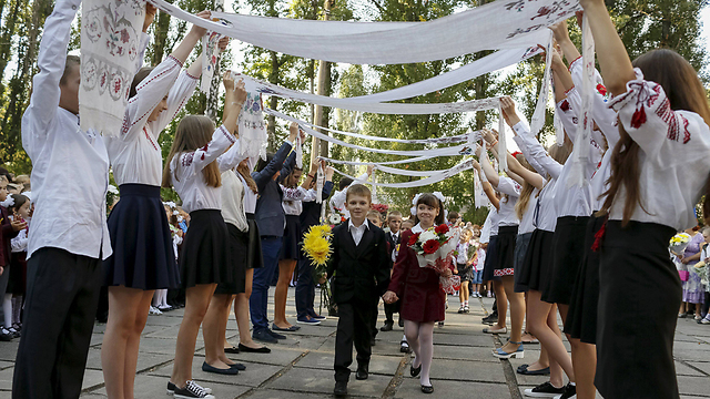 כניסה חגיגית לבית הספר בקייב, אוקראינה (צילום: רויטרס) (צילום: רויטרס)