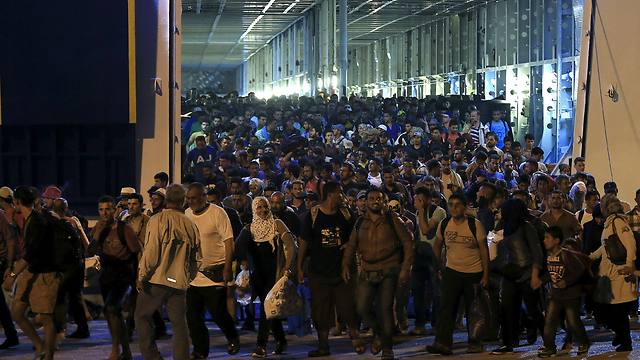 גם הלילה: מהגרים מציפים את נמל פיראוס ביוון (צילום: רויטרס) (צילום: רויטרס)