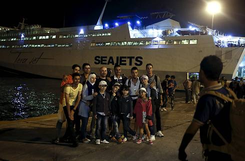 הרציף בפיראוס, המהגרים הועברו לשם מאיים מרוחקים יותר (צילום: רויטרס) (צילום: רויטרס)