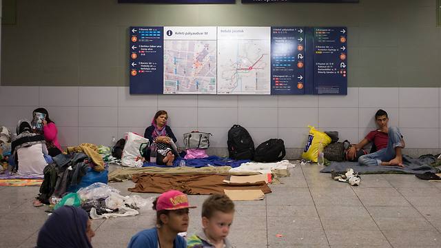הלילה בבודפשט: מהגרים מחכים לרכבות מערבה (צילום: סוכנות גטי) (צילום: סוכנות גטי)