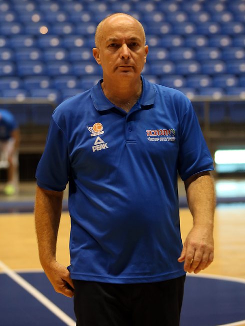 אדלשטיין בתפקיד שהכי מתאים לו - מאמן נבחרת ישראל (צילום: עוז מועלם) (צילום: עוז מועלם)