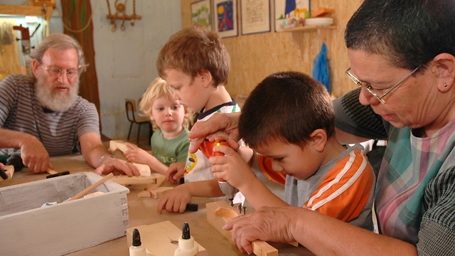 בונים צעצועים מעץ וחוזרים איתם הביתה (צילום: עומר שביט) (צילום: עומר שביט)