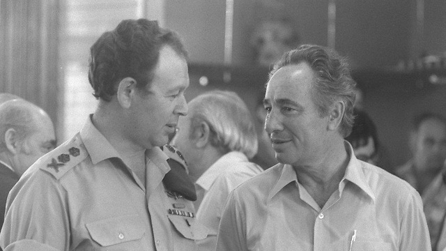 שר הביטחון פרס עם הרמטכ"ל מוטה גור, ב-1974 (צילום: משה מילנר, לע"מ) (צילום: משה מילנר, לע