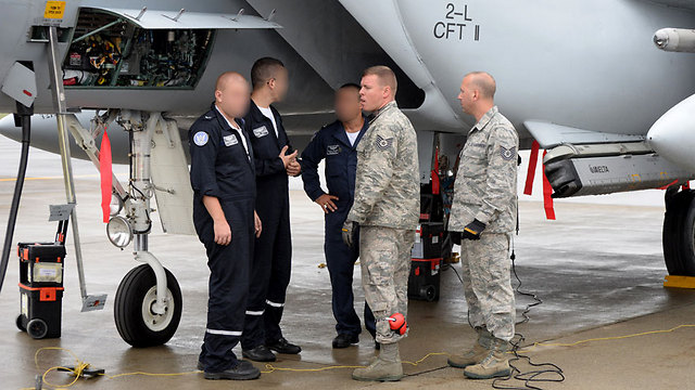 אנשי חיל האוויר עם מארחיהם האמריקנים (צילום: דובר צה"ל) (צילום: דובר צה