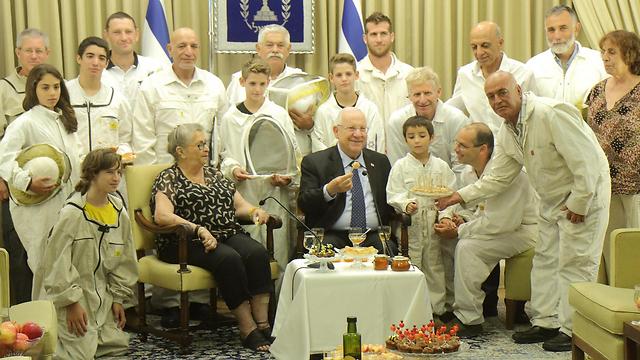 Rivlin with the beekeepers. (Photo: Hillel Maeir, Tazpit News Agency)