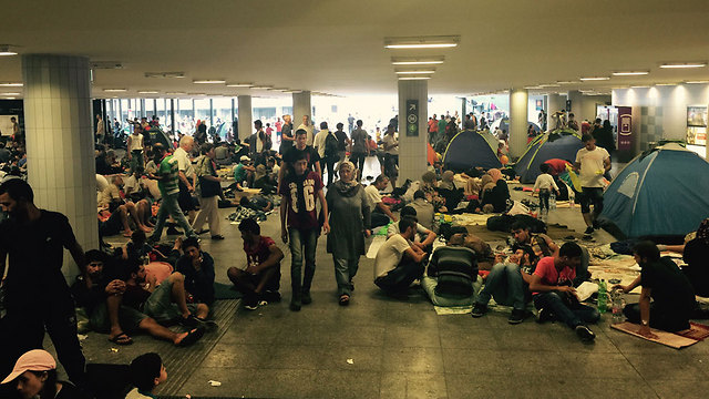 Refugees camping out at a train station in Budapest (Photo: Tommy Hirsch)
