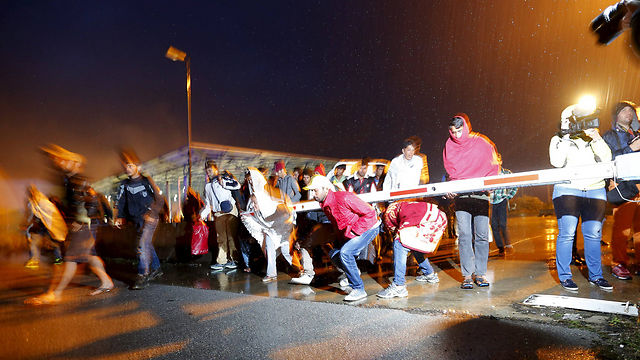 פליטים בגבול אוסטריה, לפנות בוקר (צילום: רויטרס) (צילום: רויטרס)