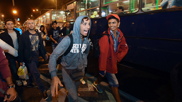 כ-20 אוטובוסים העבירו הלילה את מבקשי המקלט לגבול עם אוסטריה (צילום: AFP) (צילום: AFP)