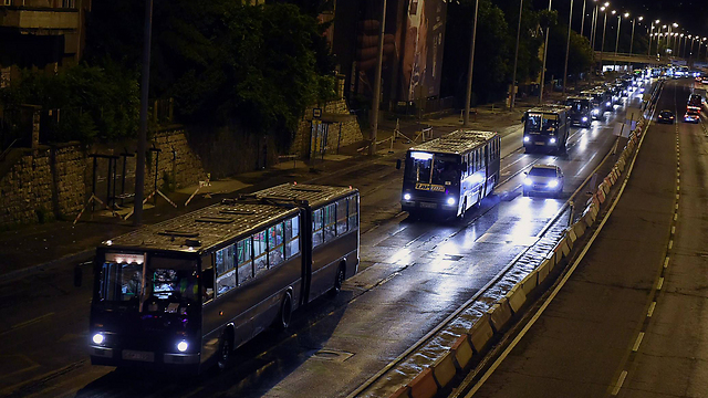 שיירת האוטובוסים מבירת הונגריה לאוסטריה (צילום: AFP) (צילום: AFP)