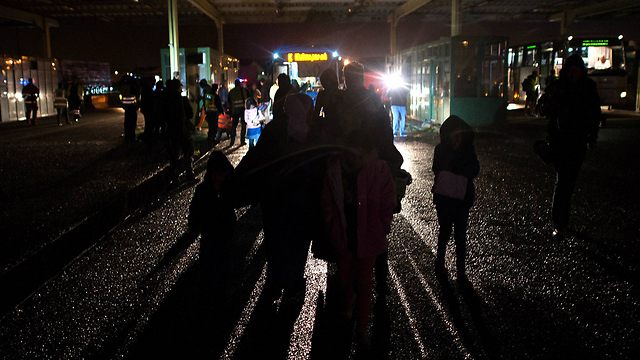 משפחה יורדת מהאוטובוסים בעיירה ההונגרית בגבול אוסטריה (צילום: AP) (צילום: AP)