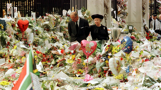 אליזבת ופיליפ מחוץ לארמון בקינגהאם לאחר מותה של דיאנה (צילום: רויטרס) (צילום: רויטרס)
