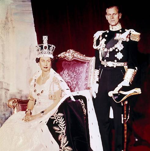עם הבעל, הנסיך פיליפ, בצעירותם (צילום באדיבות AFP) (צילום באדיבות AFP)