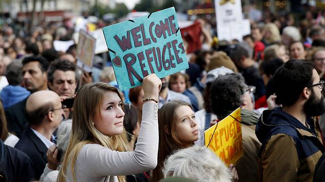 הפגנת תמיכה בפליטים בפריז (צילום: EPA) (צילום: EPA)