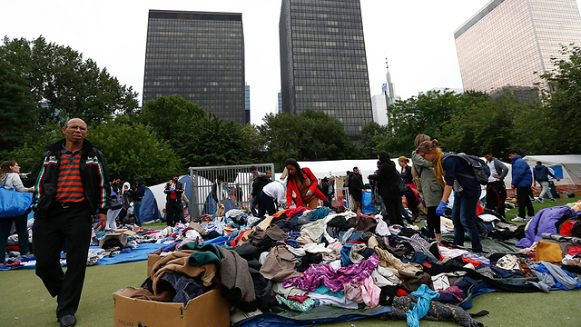 איסוף בגדים לפליטים בבריסל (צילום: EPA) (צילום: EPA)