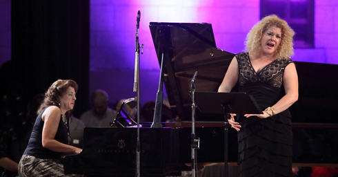 אלנה בשקירובה על הפסנתר (צילום: דן פורגס ) (צילום: דן פורגס )