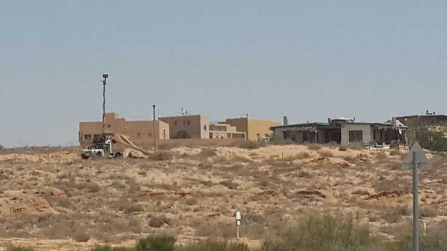מכ"ם ליד בתי תושבים בקדש ברנע (צילום: יואב זיתון ) (צילום: יואב זיתון )