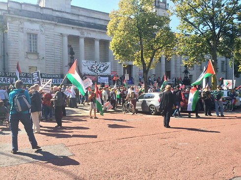 המפגינים הפרו פלסטינים צועדים לעבר האצטדיון (צילום: נדב צנציפר) (צילום: נדב צנציפר)