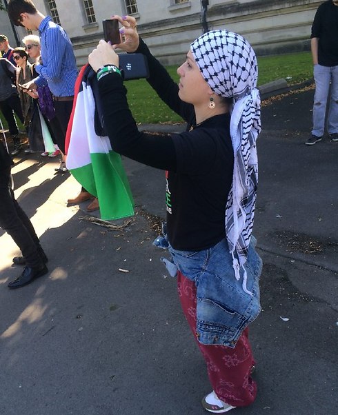 מפגינה עם דגל פלסטין (צילום: נדב צנציפר) (צילום: נדב צנציפר)
