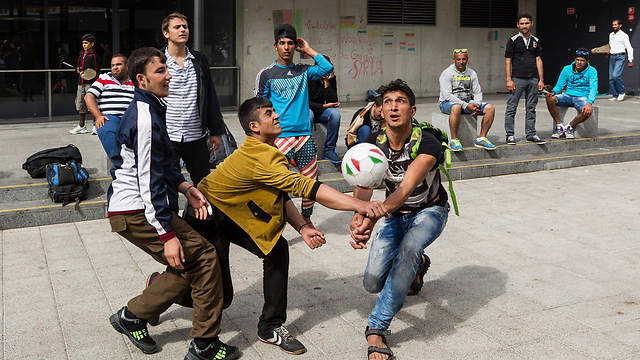 נערים מהגרים משחקים בבודפשט, הונגריה (צילום: EPA) (צילום: EPA)