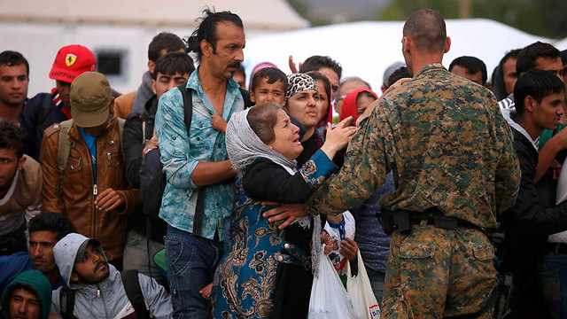 מהגרים שנכנסו למקדוניה מחכים לרכבת מערבה (צילום: רויטרס) (צילום: רויטרס)