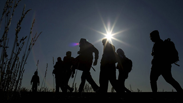 צועדים לעבר מחנה פליטים בהונגריה (צילום: רויטרס) (צילום: רויטרס)