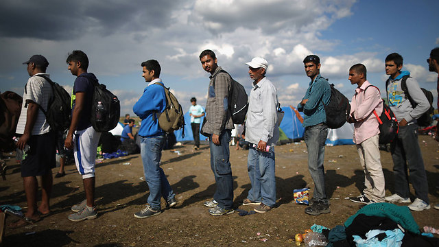 פליטים בנקודת אסוף בהונגריה (צילום: gettyimages) (צילום: gettyimages)