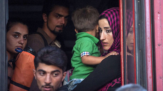 על הרכבת. פליטים שחצו את גבול יוון-מקדוניה (צילום: AFP) (צילום: AFP)