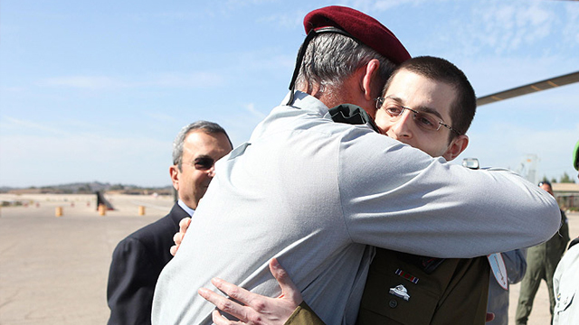 Встреча освобожденного Шалита. Слева - начальник генштаба ЦАХАЛа Бени Ганц. Фото: пресс-служба армии
