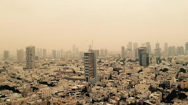 The sand storm in Tel Aviv (Photo: Adam Evenhaim)