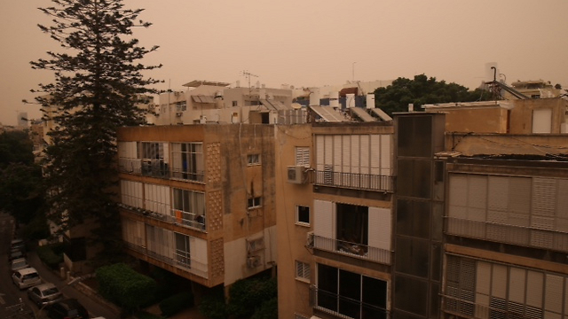 Sand storm in Tel Aviv (Photo: Moti Kimchi)