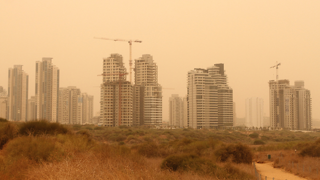 The sand storm in Netanya (Photo: Ido Erez)