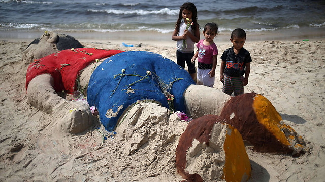 The sand sculpture on the Gaza beach (Photo: AFP)