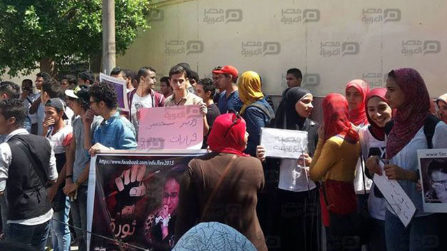 תלמידי תיכון הפגינו לאות הזדהות עם מרים מול משרד החינוך בקהיר ()