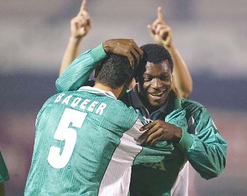 קמפיין מוצלח בליגת האלופות. יעקובו ובאדיר חוגגים (2002/03) (צילום: רויטרס)