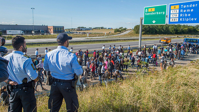 פליטים שברחו מאזורי הקרבות והגיעו לדנמרק (צילום: EPA) (צילום: EPA)