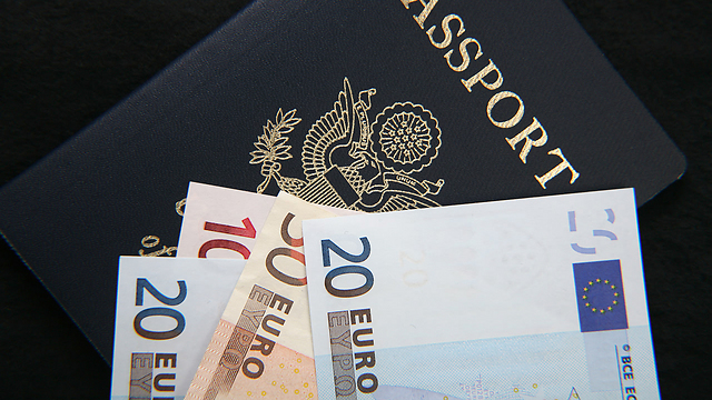 דרכון וכסף. לא להשאיר במזוודה (צילום: index open) (צילום: index open)