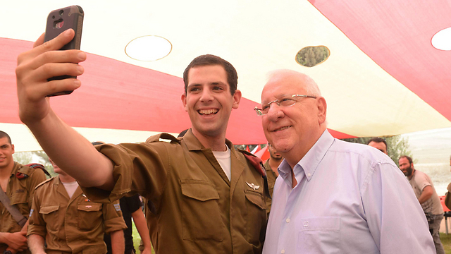 Rivlin and IDF soldier take a selfie at Rosh HaShana event (Photo: Presidence's Residence)