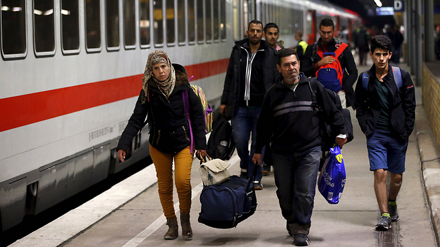 מהגרים יורדים ברכבת בברלין (צילום: רויטרס) (צילום: רויטרס)