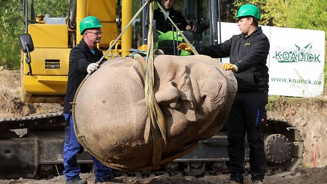 הראש העצום שוקל כמעט ארבעה טונות (צילום: AFP) (צילום: AFP)
