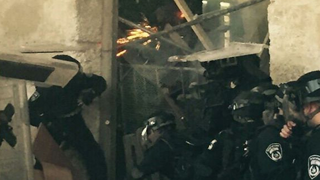 אבו מאזן גינה בחריפות. אתמול באל אקצה (צילום: דוברות משטרת ישראל) (צילום: דוברות משטרת ישראל)