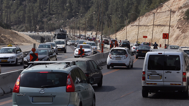 פקק בכביש ירושלים בחג בשנה שעברה  (צילום: גיל יוחנן) (צילום: גיל יוחנן)