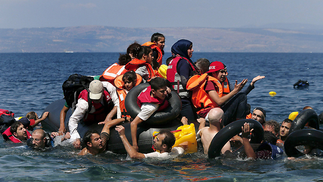 נעזרים לעיתים במבריחים. מבקשי מקלט חוצים את הים התיכון (צילום: רויטרס) (צילום: רויטרס)