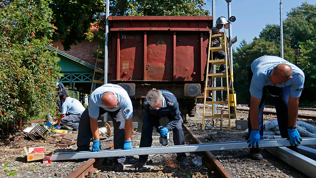 פועלים בהונגריה נערכים לחסום פסי רכבת (צילום: רויטרס) (צילום: רויטרס)