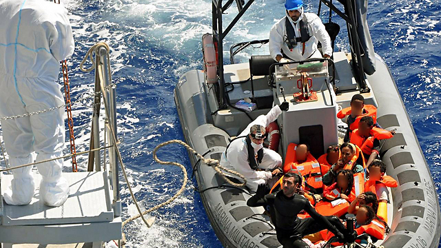 ספינה איטלקית מצילה פליטים (צילום: AFP) (צילום: AFP)