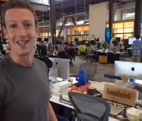 פייסבוק מאזינה? מארק צוקרברג במטה פייסבוק (צילום מסך) (צילום מסך)