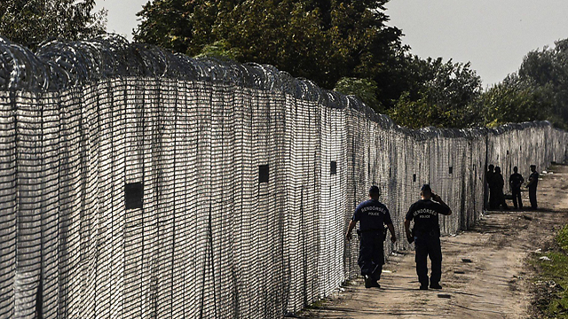 הגדר בגבול הונגריה-סרביה למניעת הסתננות של פליטים (צילום: AFP) (צילום: AFP)