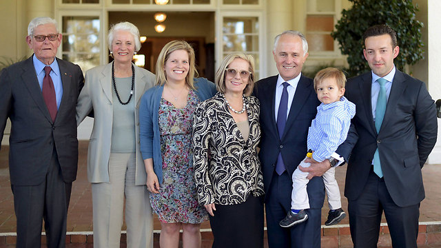 ראש הממשלה החמישי של אוסטרליה בשמונה השנים האחרונות. טרנבול עם משפחתו (צילום: רויטרס) (צילום: רויטרס)