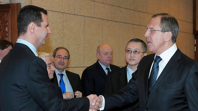 נשיא סוריה אסד עם שר החוץ הרוסי לברוב (צילום: AP) (צילום: AP)