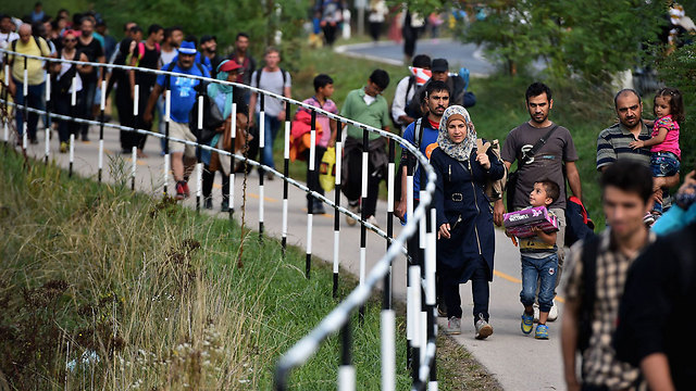 פליטים בדרך לאוסטריה. "רובם מהגרי עבודה" (צילום: gettyimages) (צילום: gettyimages)