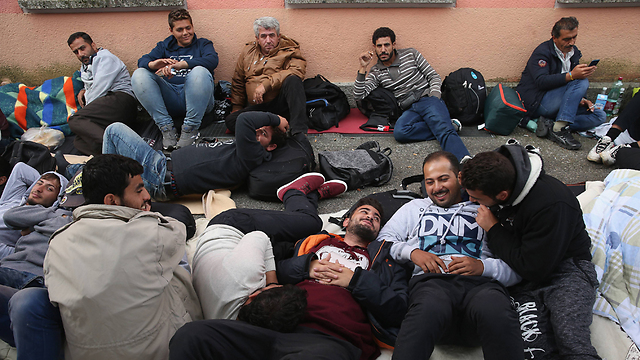פליטים ערבים מהמזרח התיכון בדרך לגרמניה ב-2015 (צילום: gettyimages) (צילום: gettyimages)
